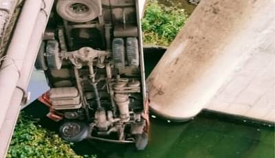 Nashik: महाभयंकर, पुलावरून ट्रक थेट नदीत...!