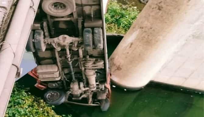 Nashik: महाभयंकर, पुलावरून ट्रक थेट नदीत...!