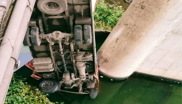 Nashik: महाभयंकर, पुलावरून ट्रक थेट नदीत...!