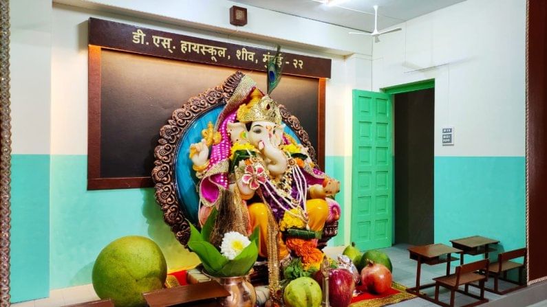 गणरायाच्या सजावटीसाठी शाळावर्गाची हुबेहूब प्रतिकृती; माजी विद्यार्थ्यांची भन्नाट आयडिया गणरायाच्या सजावटीसाठी शाळावर्गाची हुबेहूब प्रतिकृती; माजी विद्यार्थ्यांची भन्नाट आयडिया