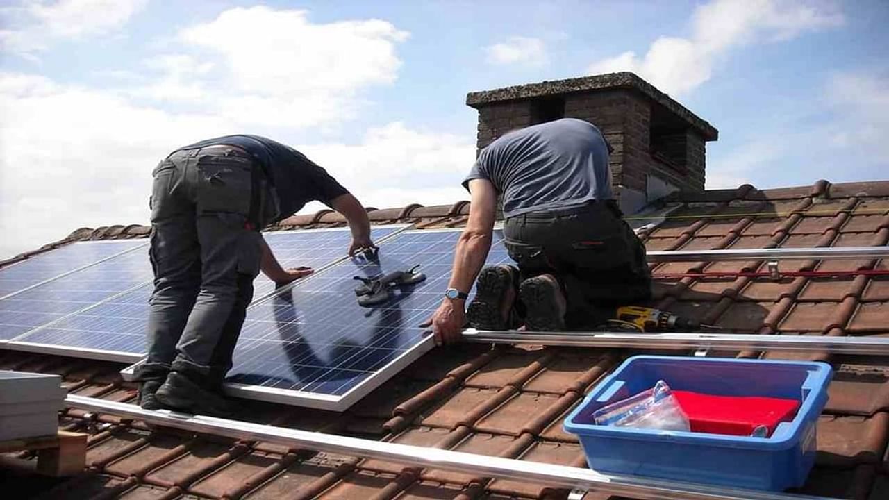 Solar Panel Rooftop Cost: तुमच्या घराचे वीज बिल किती येतं? 800-1000 रुपये किंवा 1500-2000 रुपये किंवा त्याहून अधिक येत असेल. त्यामुळे दरवर्षी 15 ते 20 हजारांचा खर्च वीजेवर केला जातो. या खर्चापासून मुक्ती हवी आहे का? होय, असं करता येऊ शकतं. घराच्या छतावर जर सोलर पॅनेल बसवले तर वीजबिलाच्या खर्चापासून सुट्टी मिळू शकते. विशेष म्हणजे तुम्ही स्वतःच्या खर्चाने आणि सरकारच्या मदतीने सोलर पॅनेल घराच्या छतावर लवू शकता. 