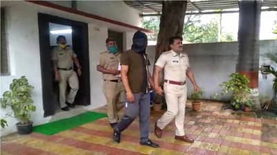 भरधाव कार कम्पाऊंड वॉलला आदळून उलटली, दोघी मैत्रिणींचा मृत्यू, दोन मित्र गंभीर