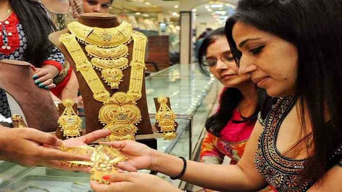 Gold Price Today: सोन्याच्या दरात चार दिवसांत तिसऱ्यांदा घसरण; रेकॉर्ड स्तरापेक्षा 9300 रुपयांनी स्वस्त