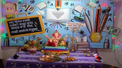 खडू, पेन्सिल रुसले, रुसला माझा फळा..., गणेश सजावटीतून प्रबोधनात्मक देखावा