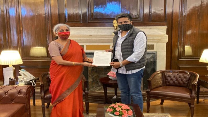 कर्जत-जामखेडच्या आर्थिक विकासासाठी आमदार रोहित पवार थेट केंद्रीय अर्थमंत्र्यांना भेटले; सीतारामन यांच्याशी तासभर चर्चा कर्जत-जामखेडच्या आर्थिक विकासासाठी आमदार रोहित पवार थेट केंद्रीय अर्थमंत्र्यांना भेटले; सीतारामन यांच्याशी तासभर चर्चा