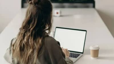 दिवसभर लॅपटॉपला चिपकून राहताय?; सावधान! नाहीतर अकाली म्हातारे व्हाल!