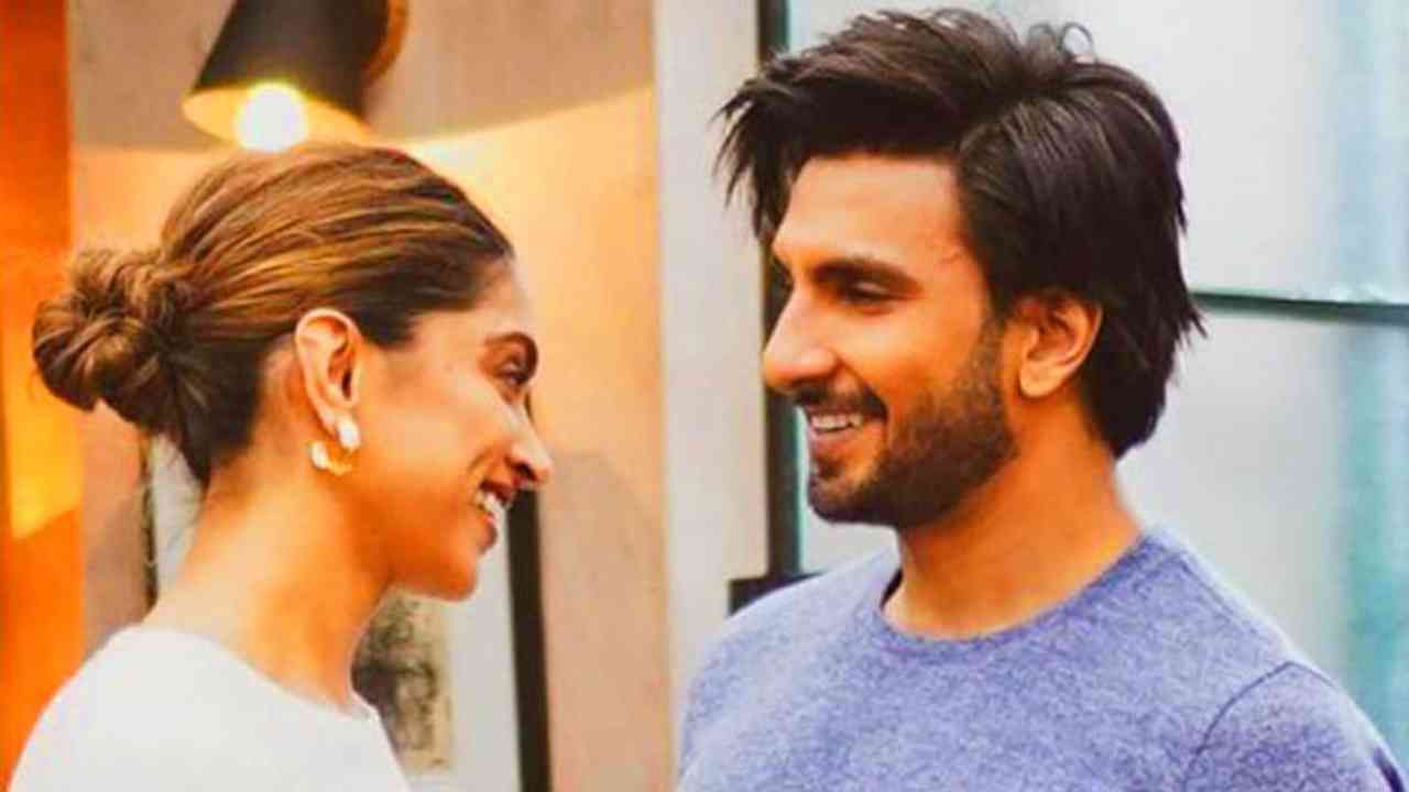 बॉलिवूड अभिनेत्री दीपिका पादुकोण (Deepika Padukone) आणि रणवीर सिंहची (Ranveer Singh) जोडी चाहत्यांमध्ये खूप पसंत केली जात आहे. रणवीर आणि दीपिका हे बॉलिवूडमधील सर्वोत्तम जोडप्यांपैकी एक मानले जातात. हे पती-पत्नी नेहमीच एकमेकांवर प्रेमाचा वर्षाव करताना दिसतात. रणवीर सिंह आणि दीपिका पदुकोण यांनी एकमेकांना बराच काळ डेट केल्यानंतर लग्न केलं.