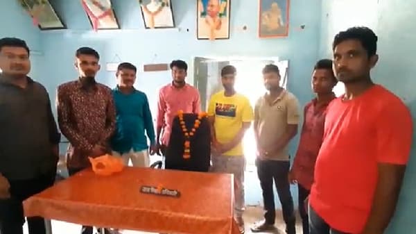 परभणी जिल्ह्यातील जिंतूर तालुक्यातील कौसडी येथील ग्रामस्थांच्यावतीने ग्रामसेवकाच्या खुर्चीला हार घालून गांधीगिरी पद्धतीने आंदोलन केलंय.