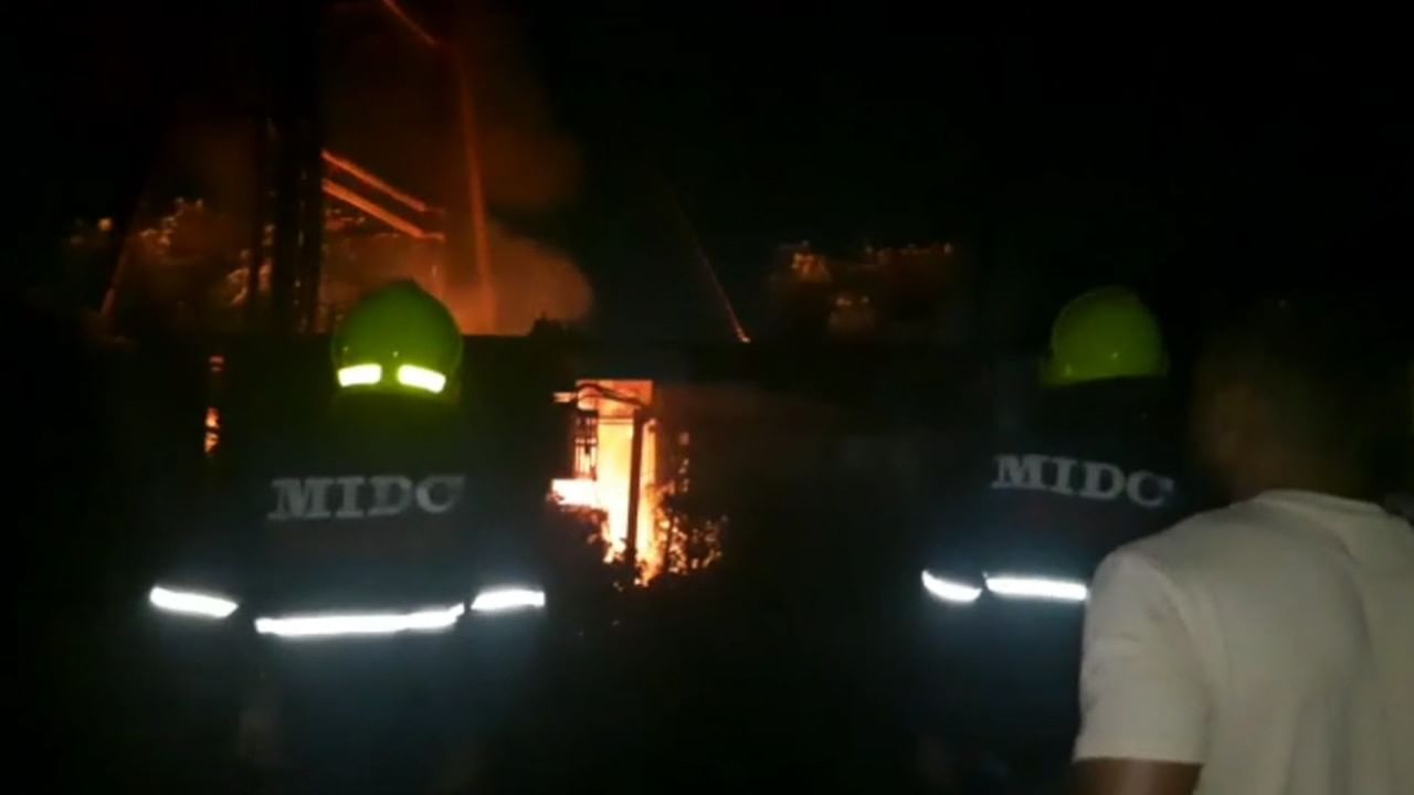 ऑईल चोरण्यासाठी ट्रान्सफॉर्मरच्या खाली पाईप बसवले, स्फोट होताच चोरटे पसार; अंबरनाथ हादरले ऑईल चोरण्यासाठी ट्रान्सफॉर्मरच्या खाली पाईप बसवले, स्फोट होताच चोरटे पसार; अंबरनाथ हादरले