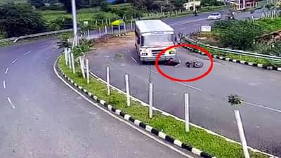 Video : बसच्या चाकाखाली येऊनही दुचाकीस्वार वाचला, काळजाचा ठोका चुकवणारा अपघात