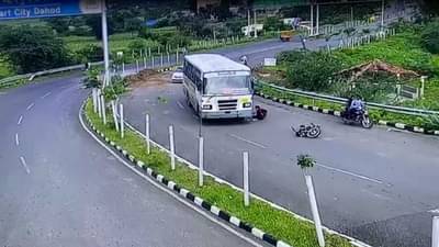 Video | रस्त्याच्या वळणावर मस्ती, तरुण थेट आला बसखाली, व्हिडीओ व्हायरल