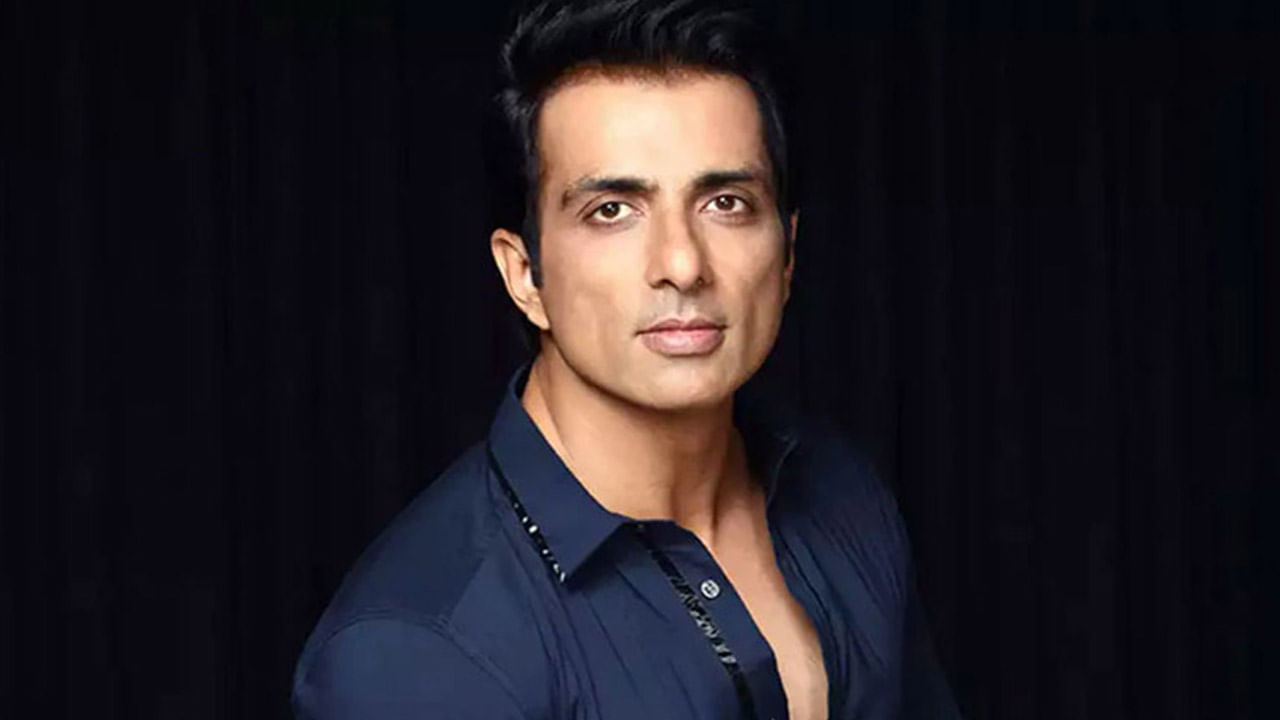 Sonu Sood Net Worth | ज्या सोनू सुदच्या घरी आयकरची टीम पोहोचलीय, तो वर्षाला किती कमावतो माहितीय का? Sonu Sood Net Worth | ज्या सोनू सुदच्या घरी आयकरची टीम पोहोचलीय, तो वर्षाला किती कमावतो माहितीय का?