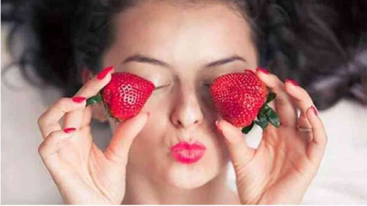 Skin Care Tips : तजेलदार त्वचेसाठी स्ट्रॉबेरीपासून बनवलेले 'हे' फेसमास्क नक्की वापरा!