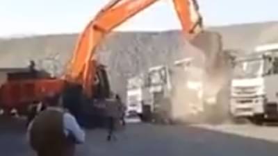 Video | कामावर असताना डोकं फिरलं, पठ्ठ्याने जेसीबीच्या मदतीने ट्रकचा केला चुराडा, व्हिडीओ व्हायरल