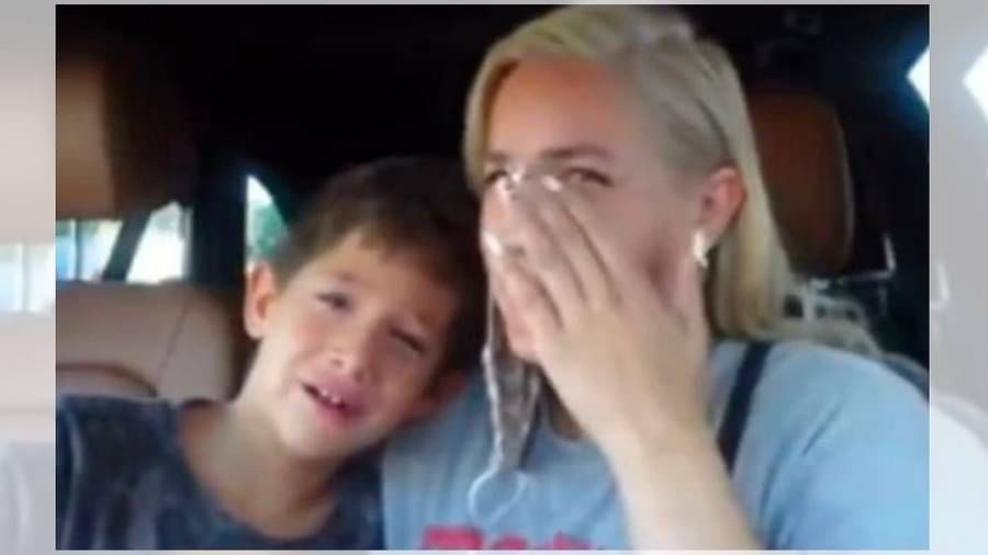 Video | मुलाला रडण्यासाठी जबरदस्ती, लाईकसाठी महिलेचा कारनामा, व्हिडीओ व्हायरल झाल्याने ट्रोल