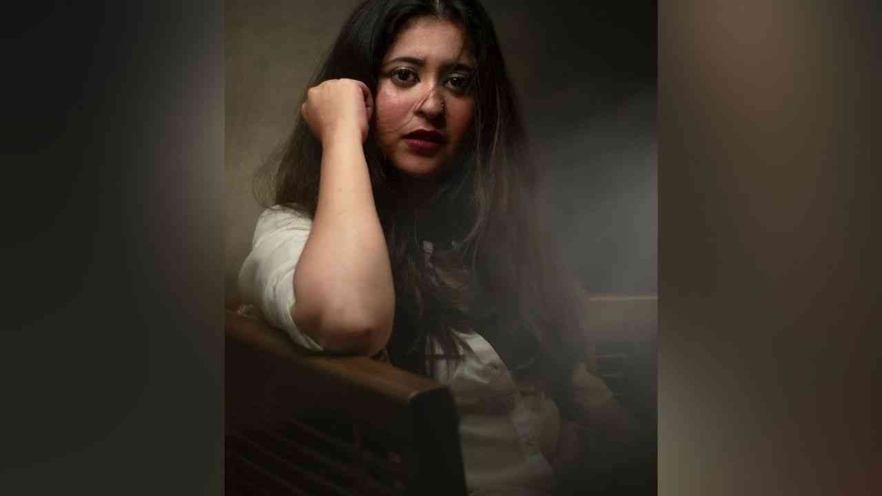 आता नव्या फोटोशूटचे काही फोटो तिनं तिच्या सोशल मीडिया अकाऊंटवर शेअर केले आहेत. या फोटोंमध्ये ती हटके अंदाजात दिसते आहे.