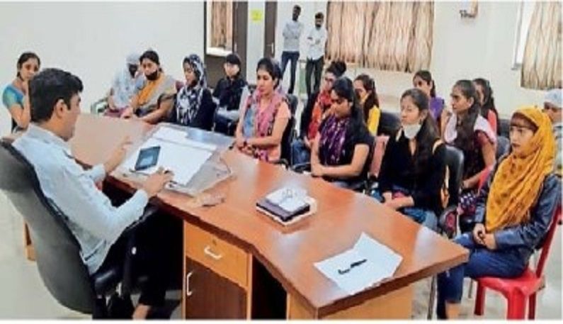 नाशिकमध्ये प्रवेशाच्या नावाखाली 125 विद्यार्थिनींना कॉलेजचा गंडा, वर्षही जाणार वाया नाशिकमध्ये प्रवेशाच्या नावाखाली 125 विद्यार्थिनींना कॉलेजचा गंडा, वर्षही जाणार वाया