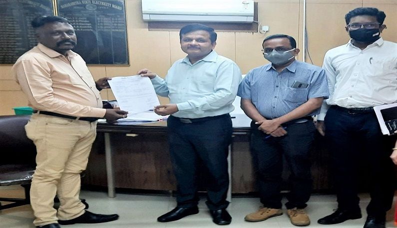 महावितरणला केवळ एक रुपयाच्या मोबदल्यात दिली दीड एकर जमीन, हजारोंच्या घरात प्रकाश महावितरणला केवळ एक रुपयाच्या मोबदल्यात दिली दीड एकर जमीन, हजारोंच्या घरात प्रकाश