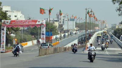 गणपती दर्शनाला जाताना अपघात, उड्डाणपुलाच्या कठड्याला धडकून पुण्यात बाईकस्वारांचा मृत्यू