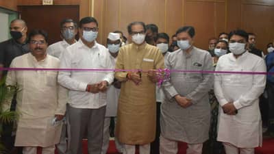 प्रविणजी, राजकारणाच्या पलीकडं म्हणजे नेमकं कुठं जायचं? अनेकांना दिल्लीत उभं राहावं लागतं  बसायला मिळतं नाही, मुख्यमंत्र्यांची टोलेबाजी