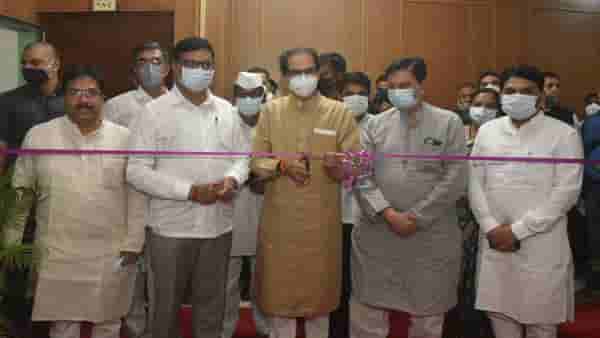 प्रविणजी, राजकारणाच्या पलीकडं म्हणजे नेमकं कुठं जायचं? अनेकांना दिल्लीत उभं राहावं लागतं बसायला मिळतं नाही, मुख्यमंत्र्यांची टोलेबाजी