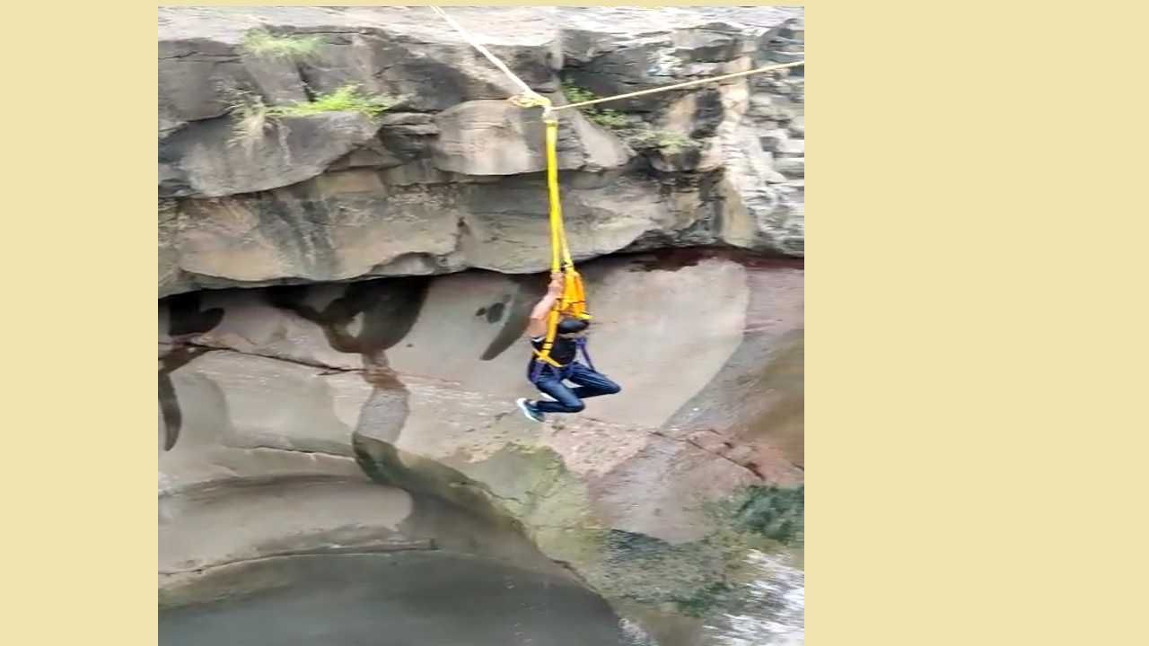 Video: अजिंठ्यातील सातकुंडात पडला मेडिकलचा विद्यार्थी, दीड तासांच्या अथक प्रयत्नांनी सुखरूप बाहेर काढले