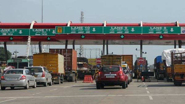 भाजप कार्यकर्त्यांचा पिंपळगाव टोल नाक्यावर राडा, NHAI च्या अधिकाऱ्यांकडून टोलचा झोल मान्य!