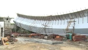 मुंबईच्या बीकेसीमध्ये उड्डाणपूलाचा गर्डर कोसळला, दहा मजूर जखमी