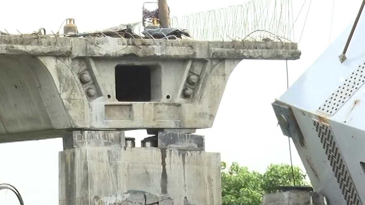 हा अपघात झाला तेव्हा पूलावर तब्बल 20 ते 25 मजूर काम करत होते. पूल पडायला सुरुवात झाल्यानंतर काही मजूरांना त्याचा अंदाज झाला. त्यामुळे या मजूरांनी पूलावरुन वेळीच पळ काढला.