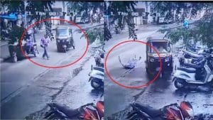 CCTV VIDEO | रिक्षाच्या धडकेत जखमी झालेल्या वृद्धाचा मृत्यू, रिक्षाचालकाला अटक