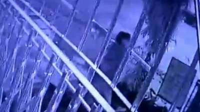 VIDEO: माता न तू वैरिणी! पहाटे रिक्षातून येऊन पाच दिवसाच्या बाळाला रस्त्यावर सोडले, सीसीटीव्हीत प्रकार कैद; कल्याणमध्ये खळबळ