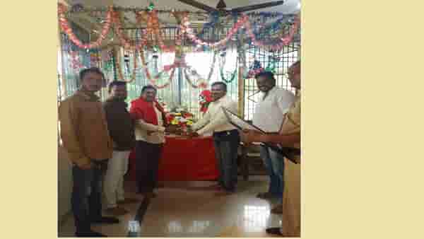 काय चाललंय काय हे ? हत्येच्या आरोपींचा खुद्द पोलीस ठाण्यातच सत्कार, दौलताबादमध्ये संतापजनक प्रकार