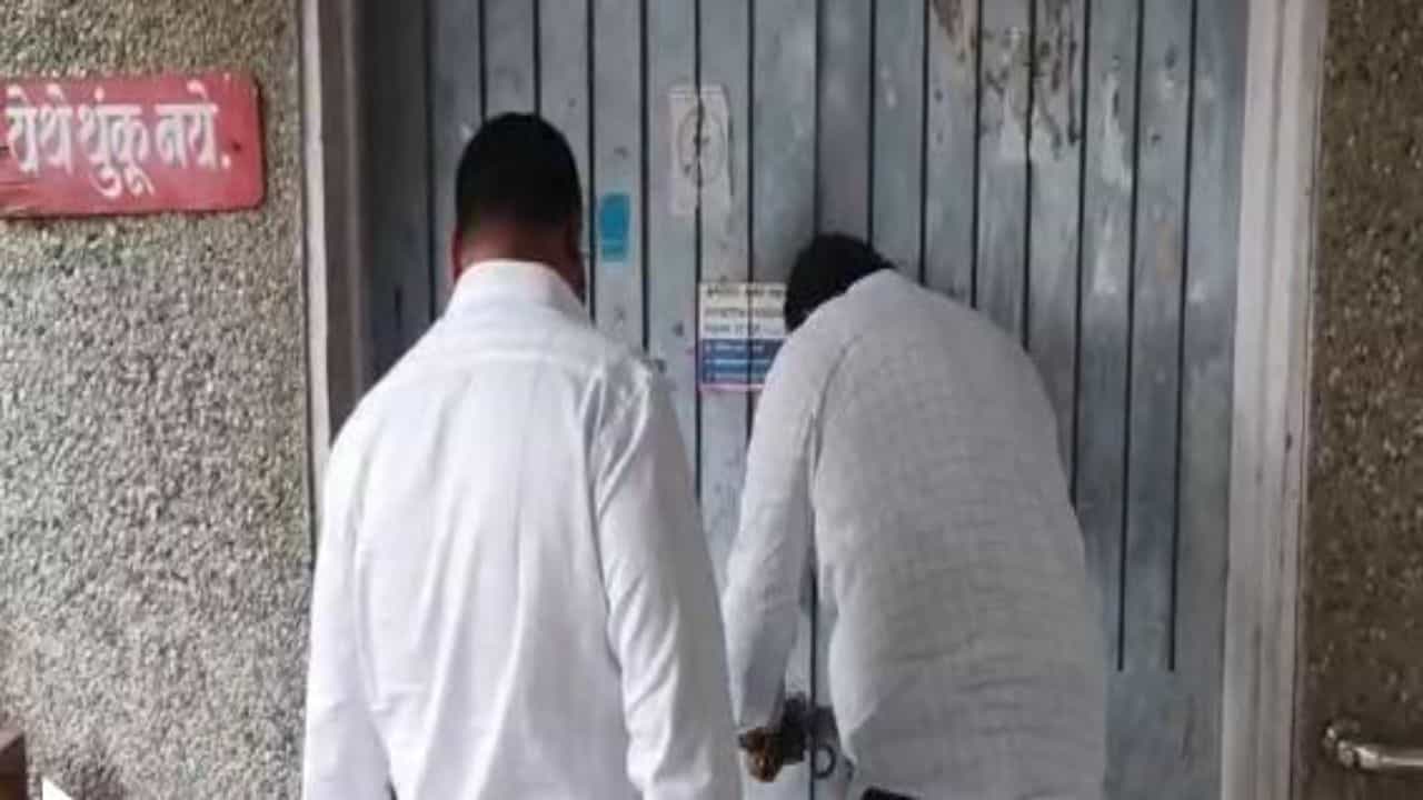 Video : भाजप नगरसेवकानं विद्युत विभागाच्या अधिकाऱ्यांना कोंडलं! नेमकं कारण काय?