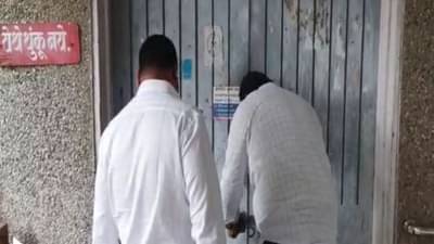 Video : भाजप नगरसेवकानं विद्युत विभागाच्या अधिकाऱ्यांना कोंडलं! नेमकं कारण काय?