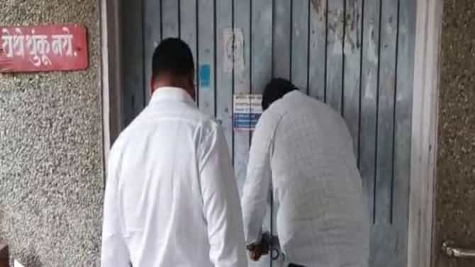 Video : भाजप नगरसेवकानं विद्युत विभागाच्या अधिकाऱ्यांना कोंडलं! नेमकं कारण काय?