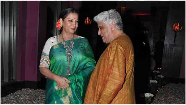 शबाना आझमी या बॉलिवूडच्या प्रतिभावान अभिनेत्रींपैकी एक आहे. आजही त्या आपल्या अभिनयानं तरुण अभिनेत्रींशी स्पर्धा करू शकतात. शबाना त्यांच्या काळात खूप सुंदर अभिनेत्री होत्या आणि त्यांचे सौंदर्य आणि स्वभाव पाहून जावेद अख्तर यांना प्रेम झालं.