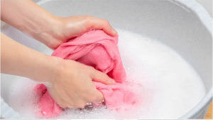 सर्फ पावडर आणि साबण नसताना लोक कपडे धुवायचे तरी कसे? जाणून घ्या कशाचा व्हायचा वापर...