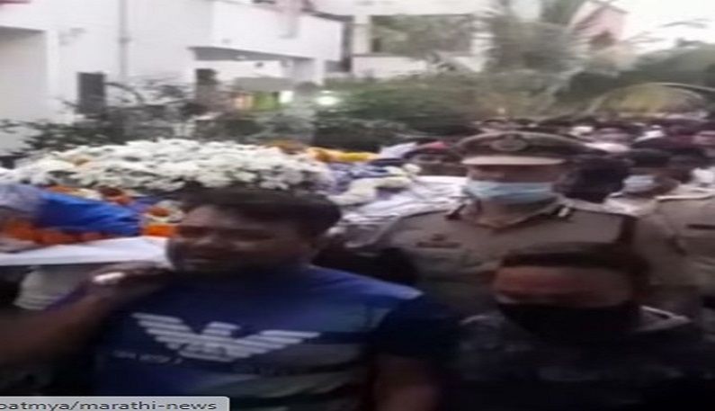 नाशिकः पोलिस कर्मचाऱ्याच्या अंत्ययात्रेत सहभागी होत पोलिस आयुक्तांनी दिला खांदा