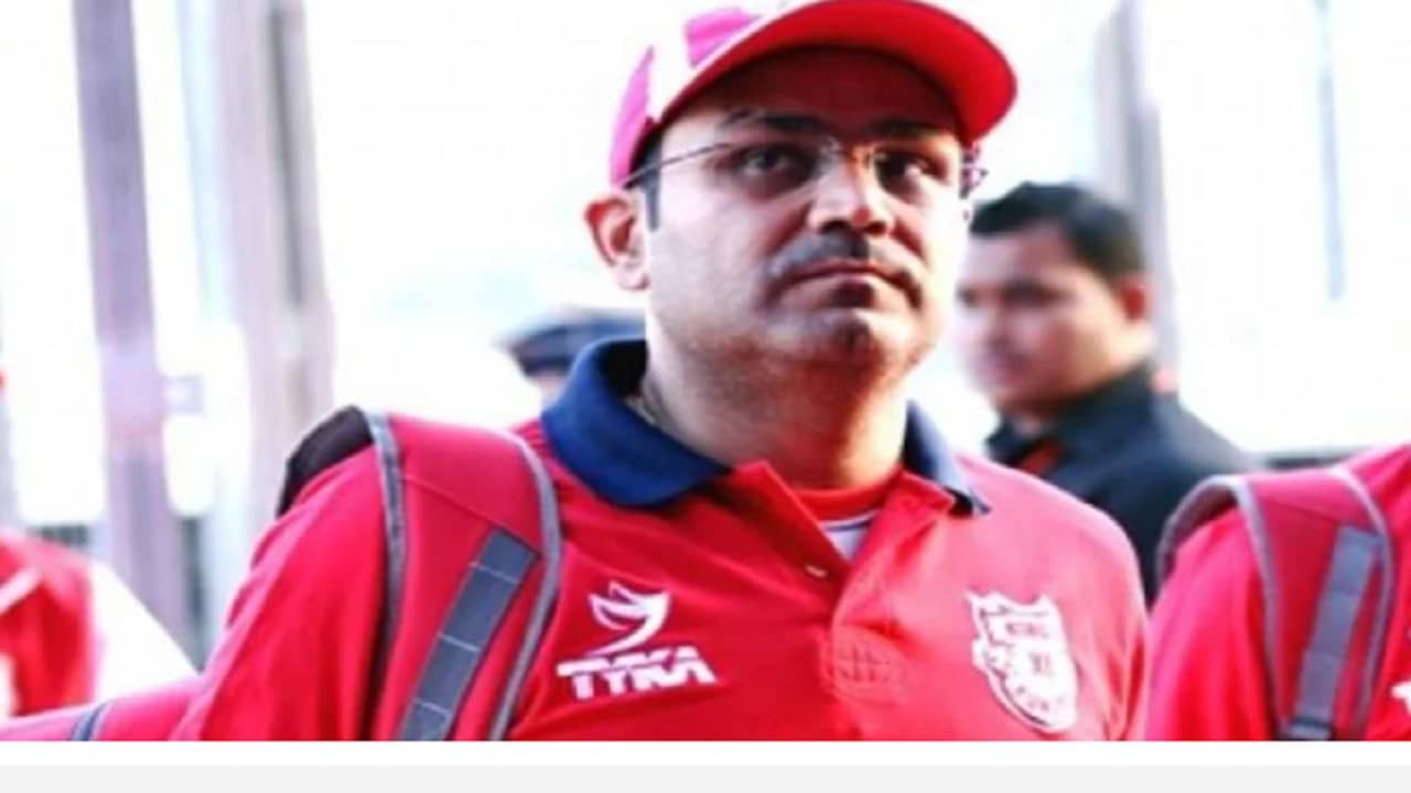 भारतीय संघाचा माजी स्फोटक सलामीवीर वीरेंद्र सेहवाग (Virendra Sehwag). सेहवागही या पदासाठी अर्ज करु शकतो. भारतीय क्रिकेट इतिहासातील तिन्ही फॉर्मेटमध्ये उत्तम फलंदाजी करणाऱ्या सेहवागने आयपीएलच्या पंजाब संघाचा मेन्टॉर म्हणूनही काम पाहिलं आहे.