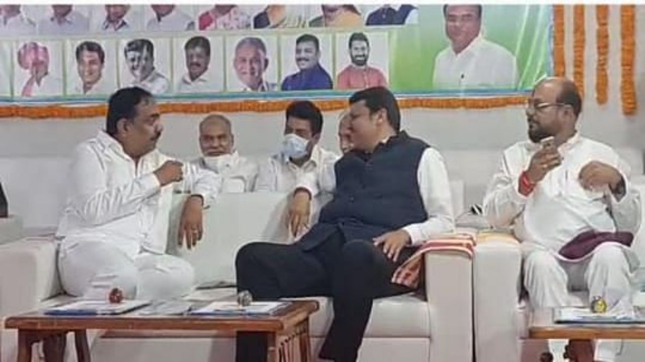 देवेंद्र फडणवीस आणि जयंत पाटील एकाच गाडीत, व्यासपीठावरही गुजगोष्टी! फडणवीस काय म्हणाले? देवेंद्र फडणवीस आणि जयंत पाटील एकाच गाडीत, व्यासपीठावरही गुजगोष्टी! फडणवीस काय म्हणाले?