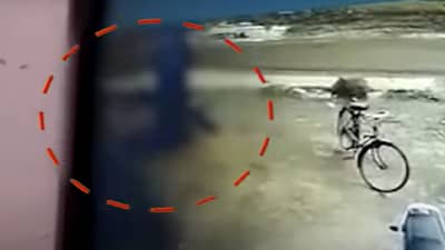 VIDEO : रस्त्याने चालत असताना अचानक वायर तुटली, मोठी दुर्घटना, दोन भावांचा होरपळून जागीच मृत्यू