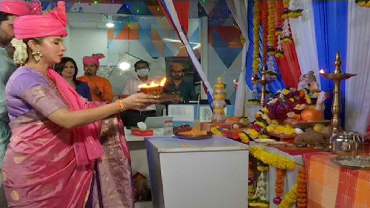 मुंबई : राज्यात गणेशोत्सवाची धूम आहे. कोरोना नियमांचे पालन करुन राज्यभर हा उत्सव साजरा केला जातोय.