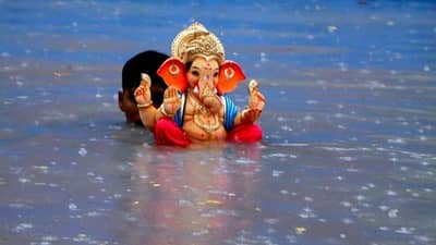 मुंबईत 246 विसर्जनस्थळी दीड लाखाहून अधिक मूर्तींचे विसर्जन, अडीच लाख किलोहून अधिक निर्माल्यापासून खतनिर्मिती