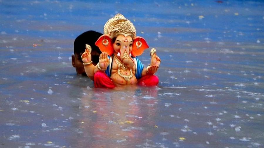Ganesh Visarjan 2021 | आज अनंत चतुर्दशी, जाणून घ्या गणेश विसर्जनाची पद्धत... Ganesh Visarjan 2021 | आज अनंत चतुर्दशी, जाणून घ्या गणेश विसर्जनाची पद्धत...