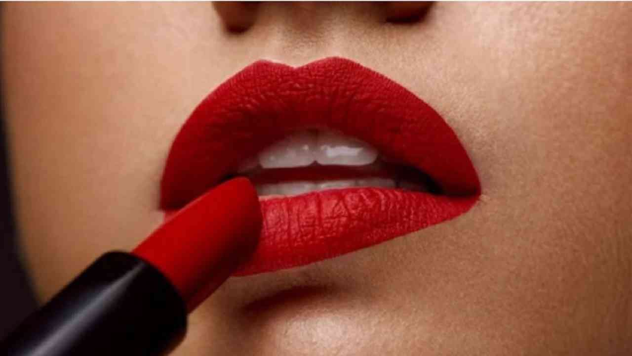 Lipstick Hacks : लिपस्टिक अशी लावा आणि सुंदर दिसा; जाणून घ्या लिपस्टिक लावण्याचं तंत्र