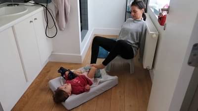 Trending : सोशल मीडियावर या आईची चर्चा; हात नसतानाही घेते मुलीची पूर्ण काळजी, पायांच्या मदतीनं करते सगळी कामं