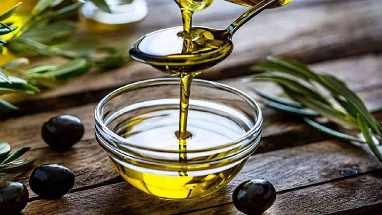 Olive Oil Benefits : ऑलिव्ह ऑईल त्वचा आणि केसांसाठी अत्यंत फायदेशीर, जाणून घ्या कसे!