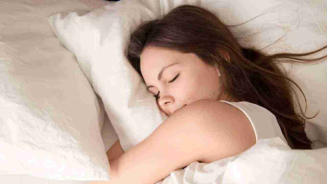 Health Tips: सुखाची झोप हवीय?, झोपण्यापूर्वी ही कामं करा; औषधांचीही गरज पडणार नाही!