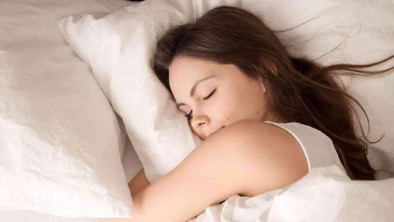 Health Tips: सुखाची झोप हवीय?, झोपण्यापूर्वी 'ही' कामं करा; औषधांचीही गरज पडणार नाही!