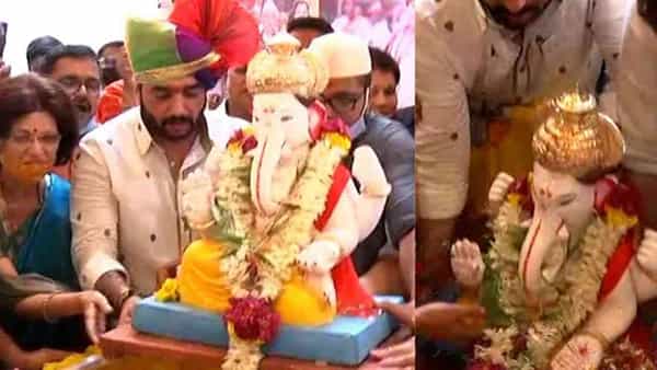 गणेशोत्सवाला दहा दिवस उलटले असून आज लाडक्या बाप्पाला निरोप देण्यात येत आहे. आज पुण्याच्या मानाच्या पाच गणपतीसह प्रमुख मंडळाच्या गणपतीचे मंडपातच विसर्जन झालं आहे.
